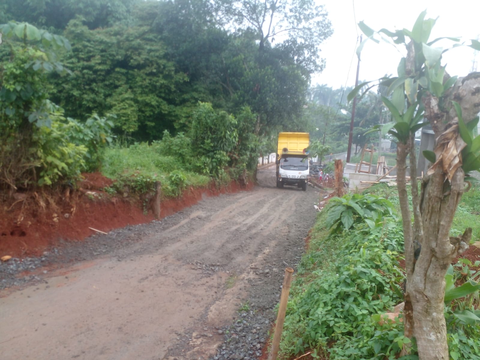 Pembangunan jalan oleh kontraktor di Depok