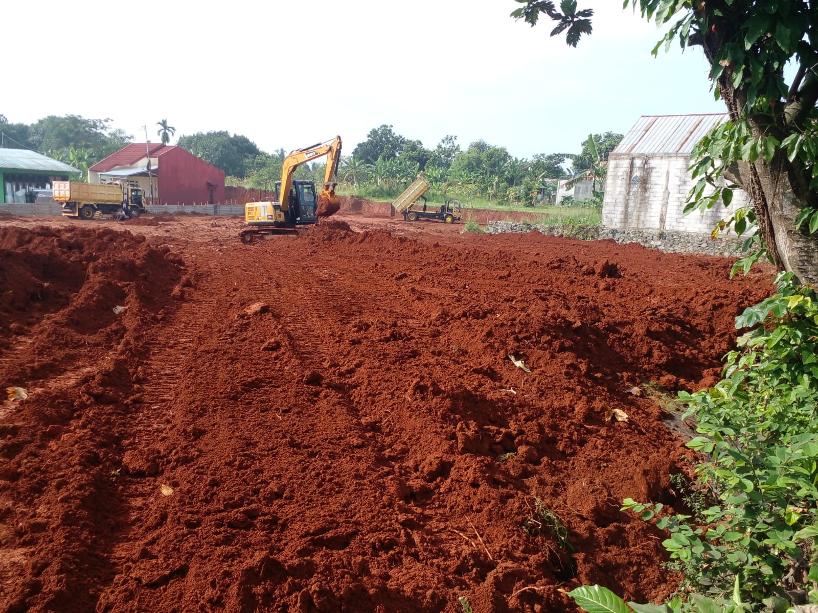 Pekerjaan galian dan timbunan lahan di Depok